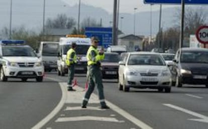 Agentes de la Guardia Civil controlan el tr&aacute;fico en Granada