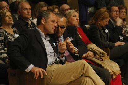 Francisco Camps y Carlos Fabra (con gafas negras) hablan en un acto ayer en Castellón.