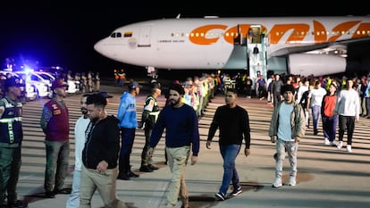 Migrantes venezolanos deportados de Estados Unidos llegan al Aeropuerto Internacional Simón Bolívar en Maiquetía, Venezuela, en marzo de 2024.