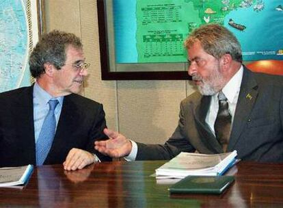 Luiz Inácio Lula da Silva (derecha), junto al presidente de Telefónica, César Alierta, el miércoles en Brasilia