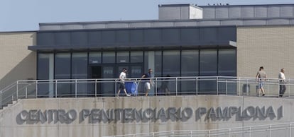 Salida de los tres miembros de La Manada de Pamplona.