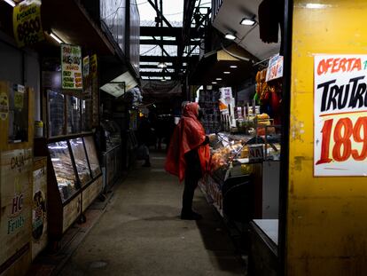 Un ciudadano realiza sus compras en la Vega Central, el mercado más popular de Santiago de Chile.