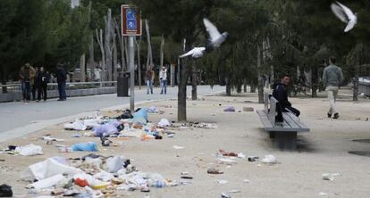 Basura en Madrid R&iacute;o, resultado de la huelga de los trabajadores del parque.