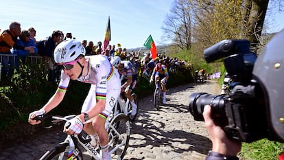 Pogacar hace sufrir a Van der Poel y Pedersen en el Koppenberg el pasado domingo.