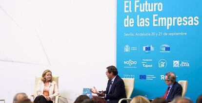 La vicepresidenta de Asuntos Económicos, Nadia Calviño, y el presidente de la CEOE, Antonio Garamendi.