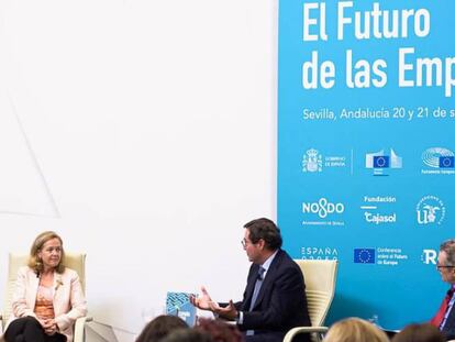 La vicepresidenta de Asuntos Económicos, Nadia Calviño, y el presidente de la CEOE, Antonio Garamendi.