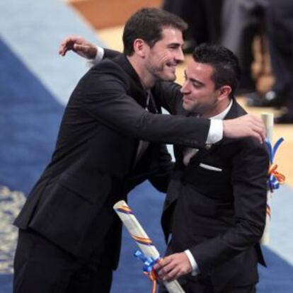 Iker Casillas y Xavi Hernández se abrazan en la gala de los Príncipe de Asturias.