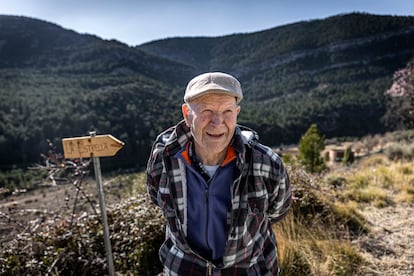 Martín Colomer, en la localidad de La Estrella, una pedanía de Mosqueruela, de la que ha sido el último habitante.  Martín aceptó irse a vivir con su hijo a Villafranca, a 20 kilómetros de La Estrella, cuando Sinforosa, su mujer, fue ingresada en una residencia de ancianos. Tuvieron que convencerle de que a punto de cumplir los 90 años, y con temperaturas por debajo de los 10 grados bajo cero, no era conveniente seguir viviendo solo. Sin energía eléctrica, ni gas, ni línea telefónica, Martín y Sinforosa han visto marcharse a decenas de vecinos hasta que se quedaron solos en los años 90. No obstante, cada pocos días regresa a su antiguo pueblo a dar de comer a sus animales. 

