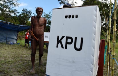 Un hombre tras depositar su voto en Wamena, Jayawijaya, Papua.