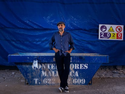 El cantante y guitarrista Joan Miquel Oliver en una zona de obras a las afueras de su estudio de Palma de Mallorca.