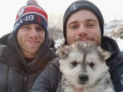 El atleta olímpico Gus Kenworthy con su novio Matt Wilkas y el can 'Beemo' tras ser rescatado de la granja de carne de perro en Corea del Sur.