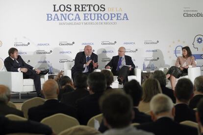 De izquierda a derecha, Alberto Calles (socio responsable de regulación y riesgos de PwC), José María Méndez (director general de la CECA), José Antonio Vega (director adjunto de Cinco Días) y Elena Iparraguirre (analista de instituciones financieras de Standard & Poor's).