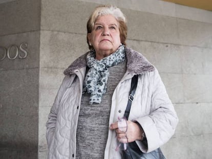 La fundadora de la Federación Galega de Axuda o Drogodependente, Carmen Avendaño, sale del juzgado, en enero. 