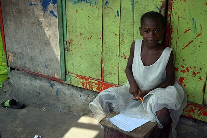 La paridad de género sigue siendo una de los problemas más visibles de la educación en Ghana, aunque varía drásticamente según la región. A pesar de que la tasa femenina de matriculación aumenta año tras año, en algunos distritos del norte del país solamente el 30% de las mujeres de entre 15 y 24 años son capaces de leer y escribir. Es en esta región donde la ONG Camdef lleva a cabo un programa de becas para estudiantes de educación secundaria desde 1998. La organización apoya a 67.500 niñas en 860 escuelas. Más del 90% de las chicas becadas terminan la educación secundaria.