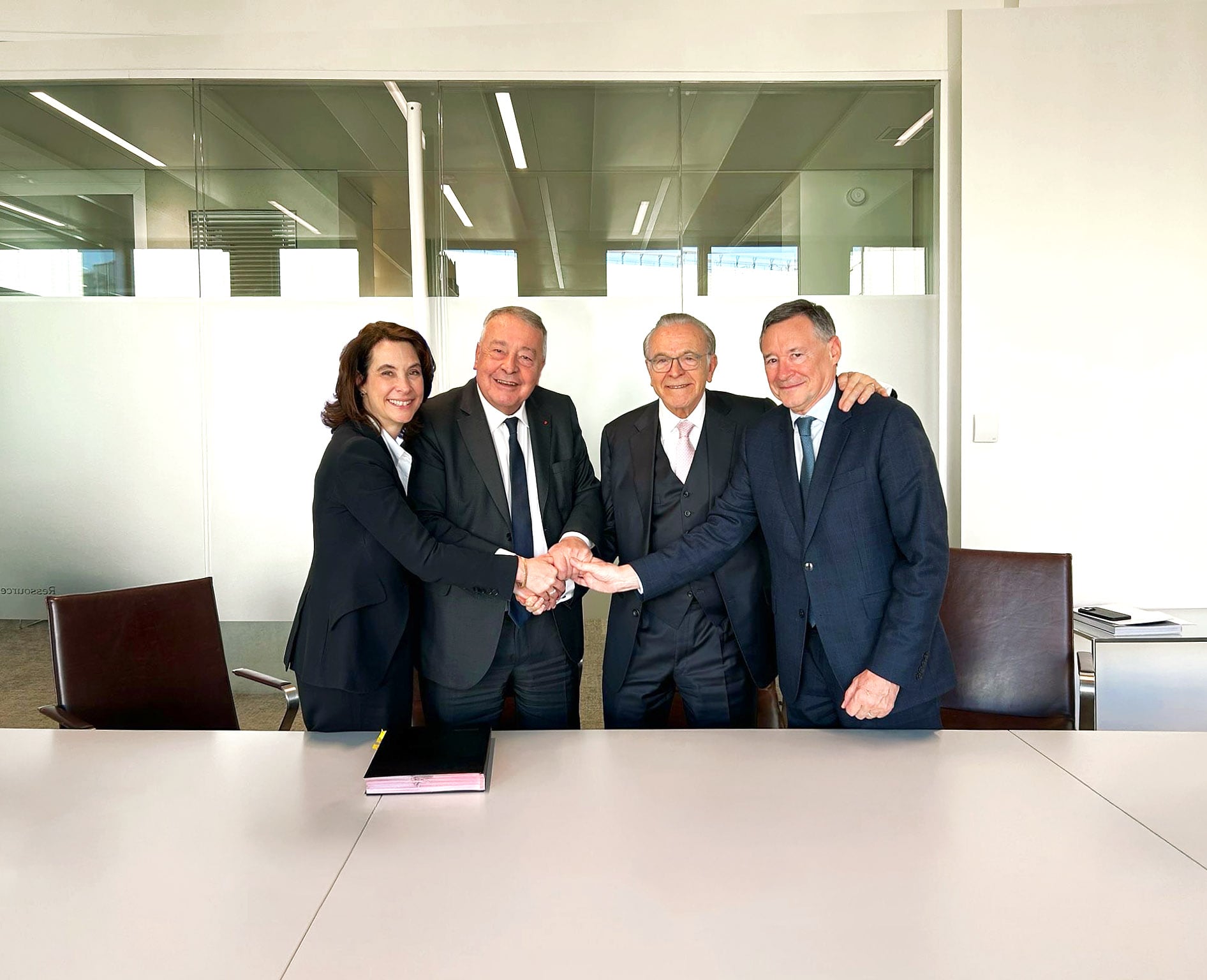 Estelle Brachlianoff, CEO de Veolia, Antoine Frérot, presidente de Veolia, Isidro Fainé, presidente de CriteriaCaixa y Ángel Simón, consejero delegado de CriteriaCaixa.