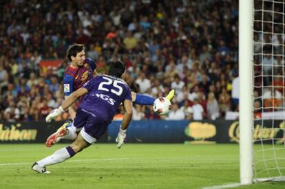 Messi dispara a puerta para marcar el primer gol del partido.