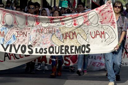 Contingentes de distintas universidades del país marcharon por una de las avenidas principales de la ciudad para llegar hasta la sede de la Fiscalía