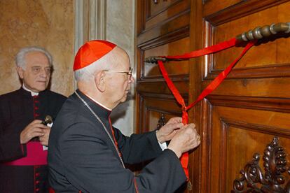 El camarlengo, Martnez Somalo, sella la entrada del apartamento pontificio.