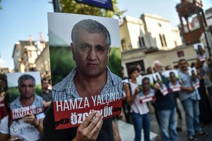 Manifestaci&oacute;n en favor de Hamza Yal&ccedil;in en Estambul tras su arresto en Barcelona