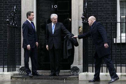 Mario Monti llega a Downing Street para reunirse con David Cameron (izquierda).