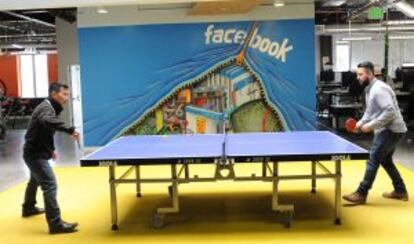 Dos treballadors de Facebook juguen a ping-pong a les oficines de la xarxa social a Menlo Park.