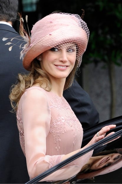 Doña Letizia, procurando no salirse del guión, vestida de Felipe Varela y con sombrero de Pablo y Mayaya.