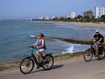 Dos personas pasean en bicicleta por la costa de Benicàssim (Castellón), el pasado día 6 de junio.