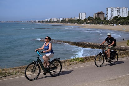 Dos personas pasean en bicicleta por la costa de Benicàssim (Castellón), el pasado día 6 de junio.