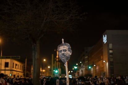 Los manifestantes sostienen carteles con imágenes que representan al entonces recién juramentado presidente de Perú, Manuel Merino, el 14 de noviembre de 2020.