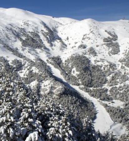 Montañas nevadas en la estación de esquí.