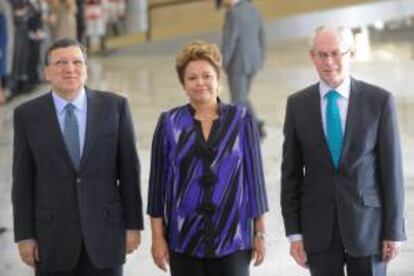 La presidenta de Brasil, Dilma Rousseff (c), posa con los representantes europeos para la Sexta Cumbre Unión Europea-Brasil, el presidente de la Comisión Europea, José Manuel Durao Barroso (i), y el presidente del Consejo Europeo, Herman Van Rompuy (d), en enero 2013, en el Palacio de Planalto en Brasilia. EFE/Archivo