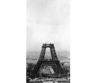 Foto con el segundo nivel ya construido. La torre fue diseñada por Maurice Koechlin y Émile Nouguier y construida por el ingeniero francés Gustave Eiffel, que le dio el nombre.