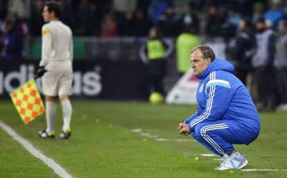 Marcelo Bielsa, de cuclillas durante un partido del Olimpique de Marsella