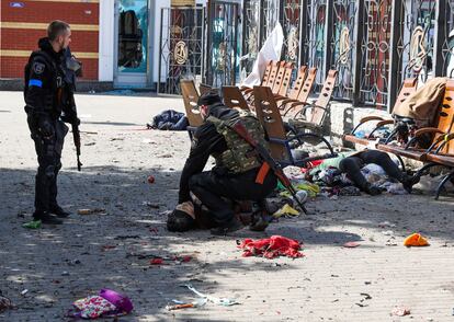 Policías ucranios junto a una de las víctimas del ataque ruso en la estación de tren de Kramatorsk. 