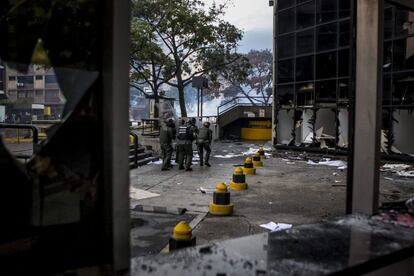 Integrantes de la Polica Nacional Bolivariana se enfrentan con manifestantes durante una protesta contra el gobierno del presidente venezolano Nicols Maduro, 12 de marzo del 2014, en la plaza Altamira en Caracas (Venezuela).