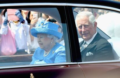 La reina Isabel II y el príncipe Carlos, a su llegada al palacio de Westminster.