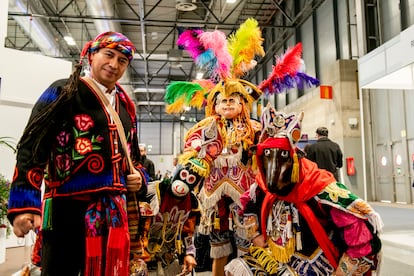 Bajo su nueva marca promocional 'Guatemala. Asombrosa e imparable', el país socio de la presente edición de la feria pone el acento en sus tradiciones, gastronomía y costumbres (fuertemente influenciadas por la cultura maya quiché), en el turismo sostenible y en sus más de 3.000 sitios arqueológicos, entre los que destacan las antiguas ciudades mayas de Tikal, Yaxhá o El Mirador, semiocultas en las selvas del Petén, al norte del país. En la imagen, máscaras empleadas en fiestas tradicionales como el baile de los Moros, el baile del Venado y el baile de los Diablos.
