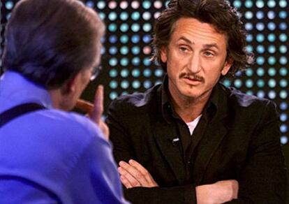 Sean Penn, en una entrevista con el periodista de la CNN Larry King, sobre su viaje Irak.