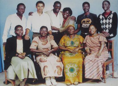 En la fotografía, Barack Obama (segundo por la izquierda), que tiene las manos puestas en Auma, su hermana por parte de padre (que posa con chaqueta negra), y la madre de ésta junto a otros familiares.