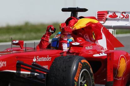 Alonso celebra su triunfo en Montmeló.