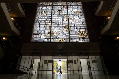 La vidriera 'art déco' de la Facultad de Filosofía y Letras de la Universidad Complutense (1936), que ilustra la historia del pensamiento.