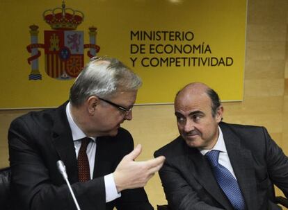 EU Economic and Monetary Affairs commissioner Olli Rehn (l) speaks to Spanish Economy Minister Luis de Guindos.