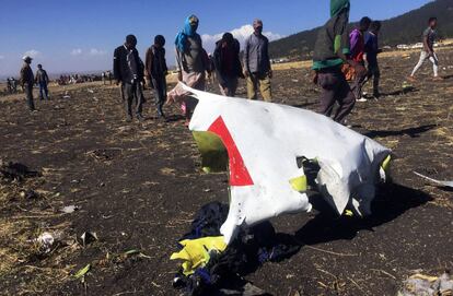 El avión del vuelo ET302, un Boeing 737-800 MAX, desapareció del radar a los seis minutos de despegar de la capital etíope. En la imagen, fragmento del fuselaje del avión siniestrado en Etiopía.