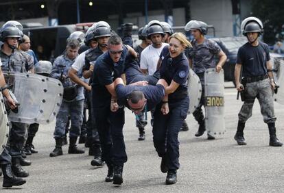 Agentes franceses durante treinamento com a pol&iacute;cia no Rio.