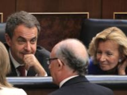 El presidente Zapatero, con Rubalcaba, Salgado, Montoro y otros diputados en la sesión de la reforma constitucional. 