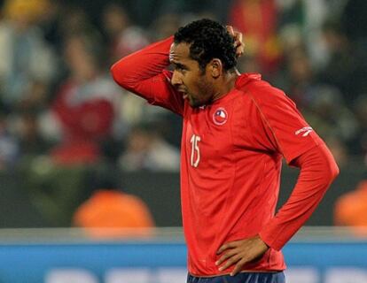 El futbolista chileno Beausejour se lamenta durante el partido frente a España.