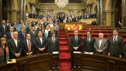 El Govern y los diputados de JxSí y la CUP durante el pleno del 27 de octubre en el Parlament.
