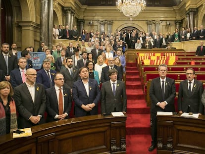 El Govern y los diputados de JxS&iacute; y la CUP durante el pleno del 27 de octubre en el Parlament.