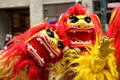 "Es la primera vez en 30 años que no habrá desfile del Año Nuevo chino <a href="https://elviajero.elpais.com/tag/vancouver/a" rel="nofollow" target="">en Vancouver</a>", se lamentan en el Centro Cultural Chino de la ciudad canadiense, que anuncia una edición virtual con actuaciones y felicitaciones de los líderes chinos, para evocar, aunque sea a través de una pantalla, una cita callejera que recorre Chinatown y, cuando el tiempo acompaña, atrae a decenas de miles de celebrantes que se desean "Xin Nian Kuai Le" (feliz Año Nuevo, en mandarín) o "San Nin Faai Lok" (en cantonés). La Academia de Danza de Vancouver, otra de las habituales de la 'parade', producirá un vídeo que estará disponible en Internet. Mientras, las tiendas de centros comerciales como Aberdeen, con muchos comercios y restaurantes asiáticos, mantienen el espíritu con decoración propia de estas fechas y figuritas de bueyes.