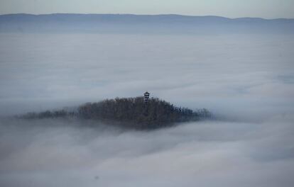 Una espesa niebla rodea la colina donde se encuentra la Torre del mirador Elizabeth en Budapest (Hungría).